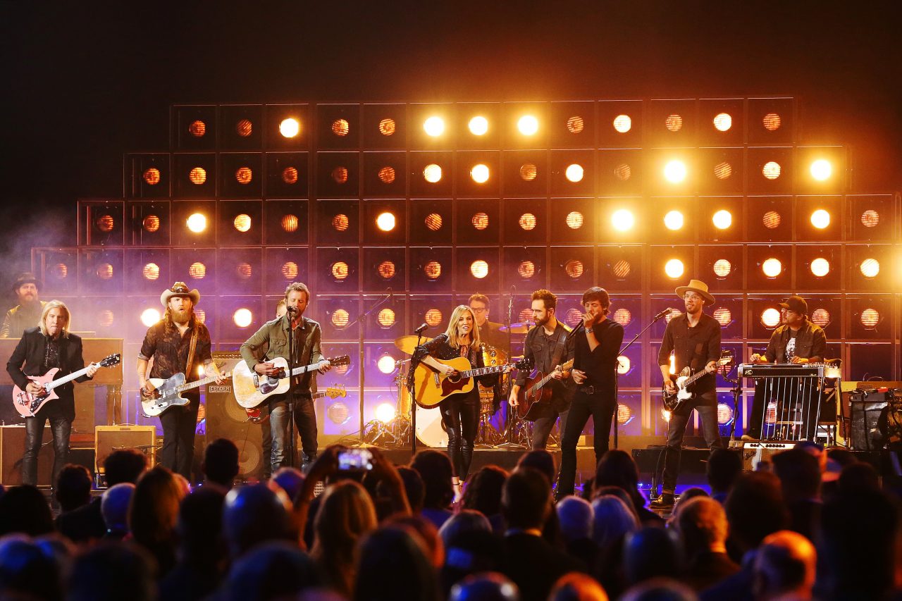 Dierks Bentley, Sheryl Crow and More Tribute Kris Kristofferson at CMAs