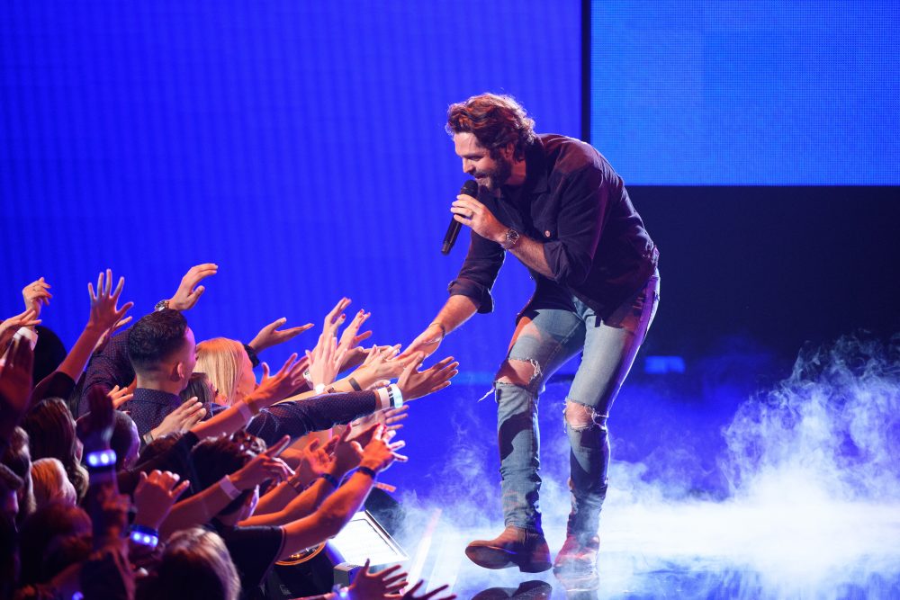Thomas Rhett Lights Up AMAs With ‘Look What God Gave Her’