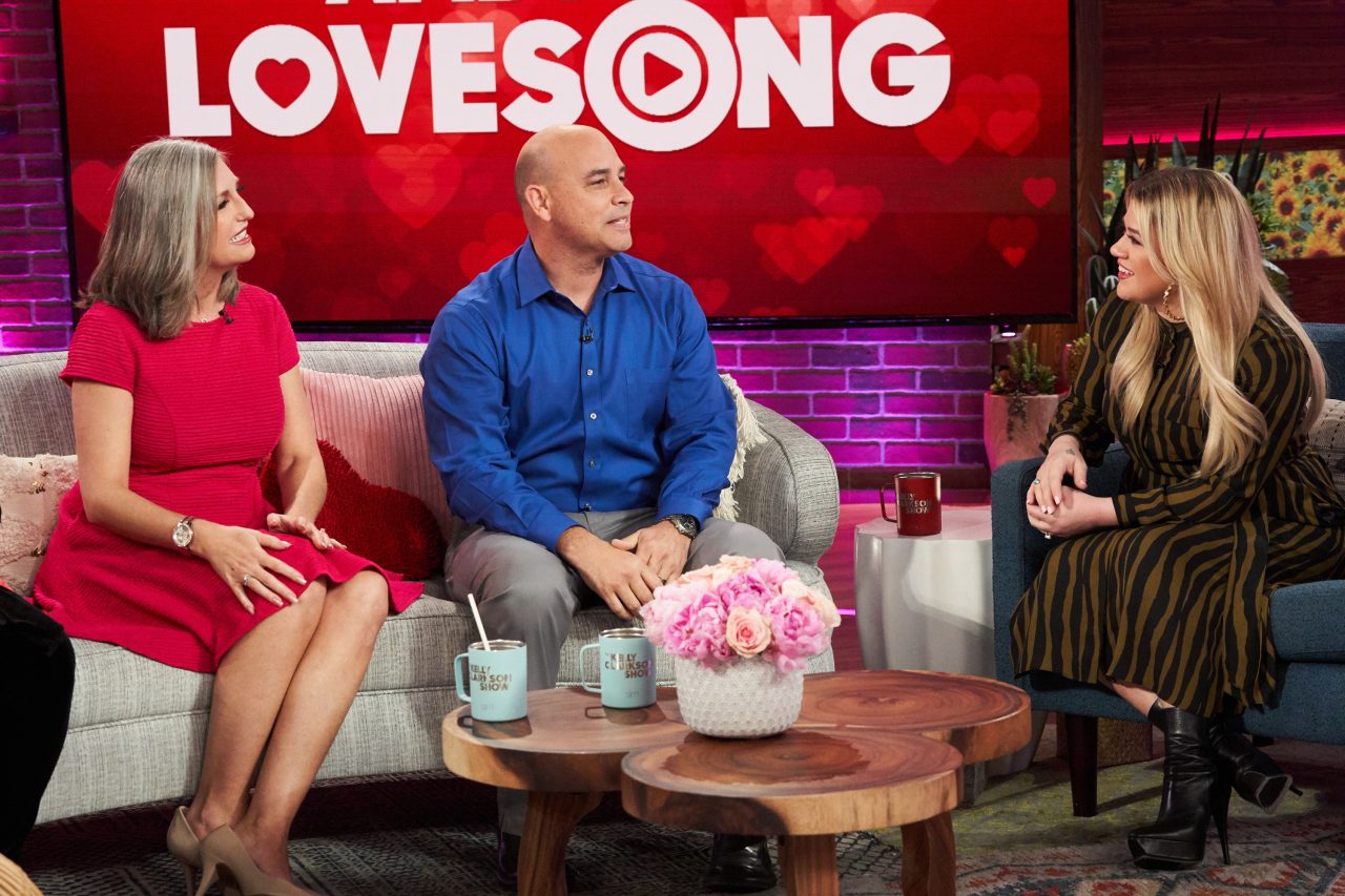 Kelly Clarkson Surprises Route 91 Hero with ‘Ambush Love Song’