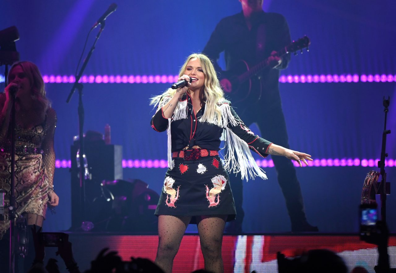 Miranda Lambert Leads High School Choir in ‘Tin Man’ Performance