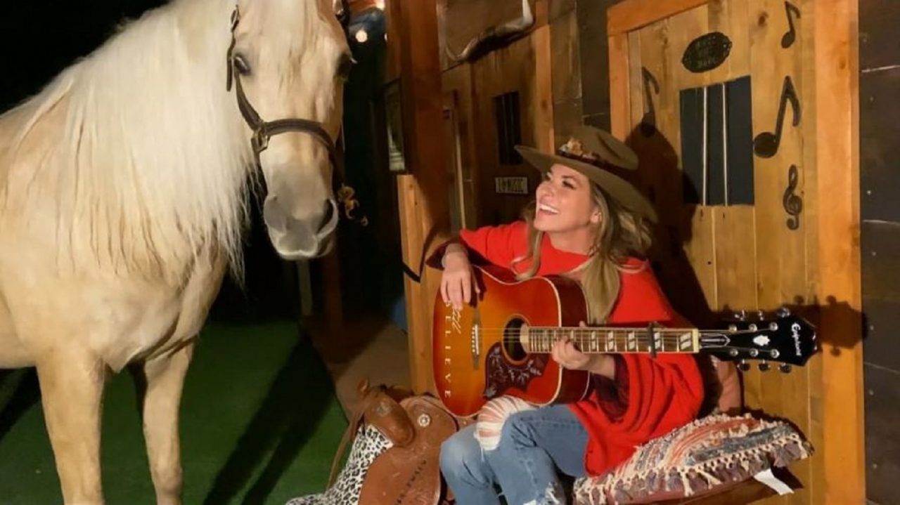 Shania Twain’s Animals Co-Star in Her ACM Presents: Our Country Performance