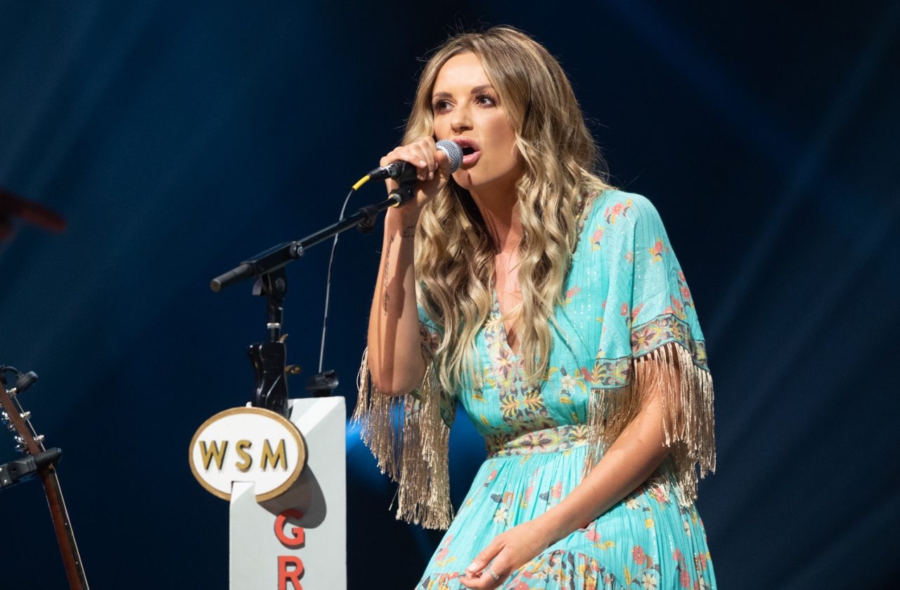 Carly Pearce Debuts ‘Show Me Around’ Tribute to Late Friend and Producer, busbee