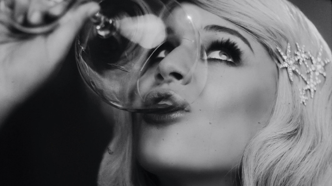 Kelsea Ballerini Presents a ‘Drunken Daydream’ in ‘Hole In the Bottle’ Video