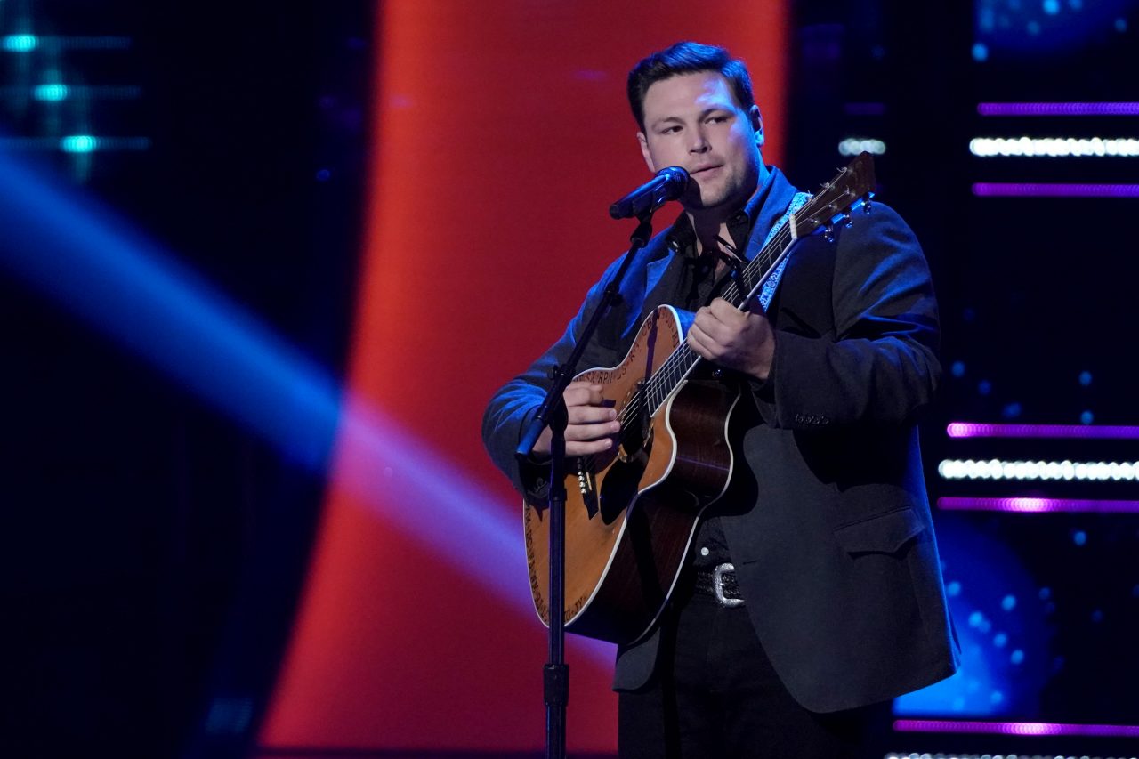 The Voice Contestant Ian Flanigan Gets Chair Turn From Blake Shelton