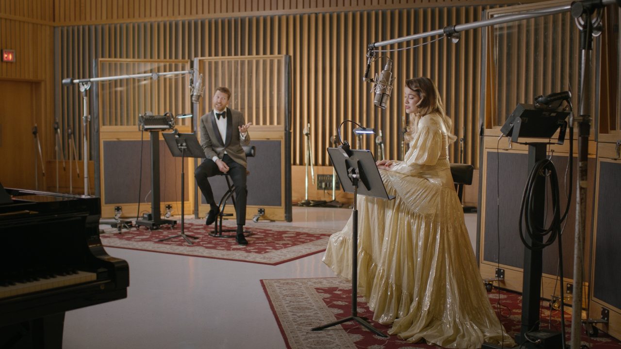 Brett Eldredge & Sofía Reyes Team Up For Latin Version Of ‘Baby It’s Cold Outside’