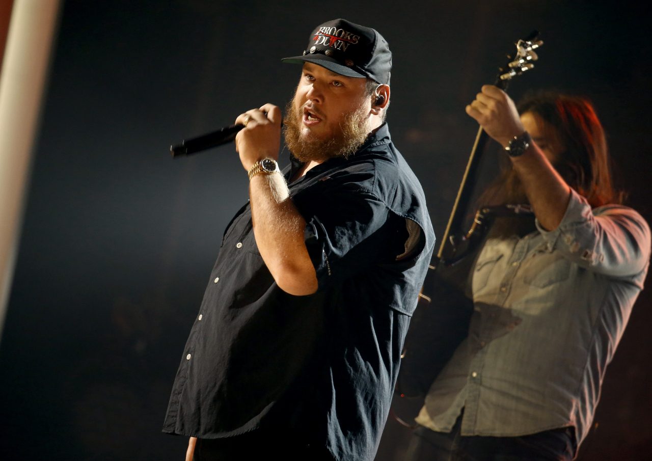 Luke Combs Performs Ruthless ‘Cold As You’ At CMA Awards