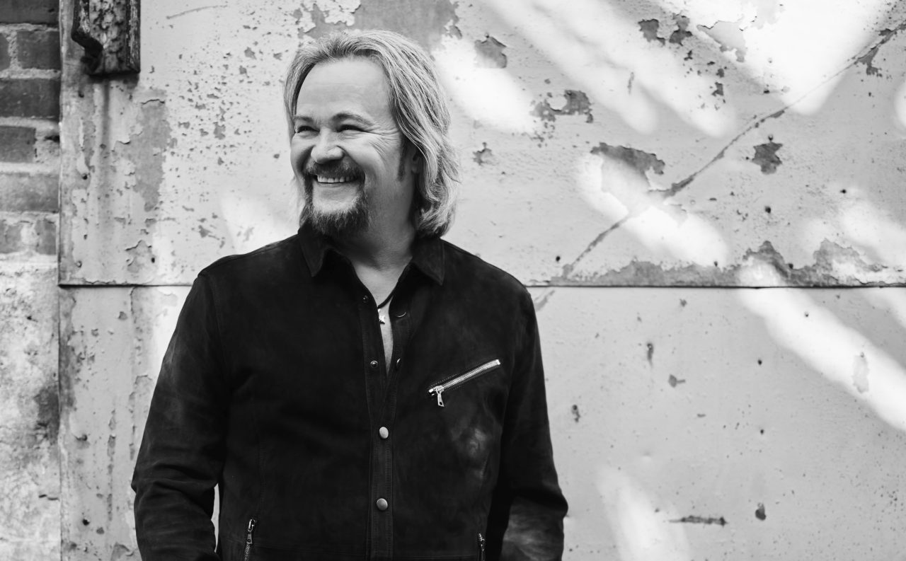 Travis Tritt Brings Back the Good Old Days for ‘Smoke In Bar’ Video