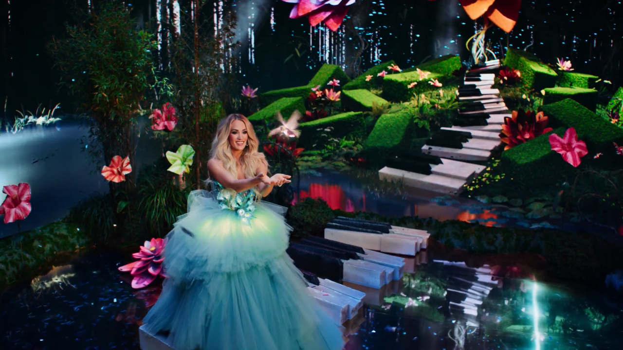 Carrie Underwood, Luke Bryan Encourage Fans to ‘Stay Fabulous’ in New Las Vegas Resort