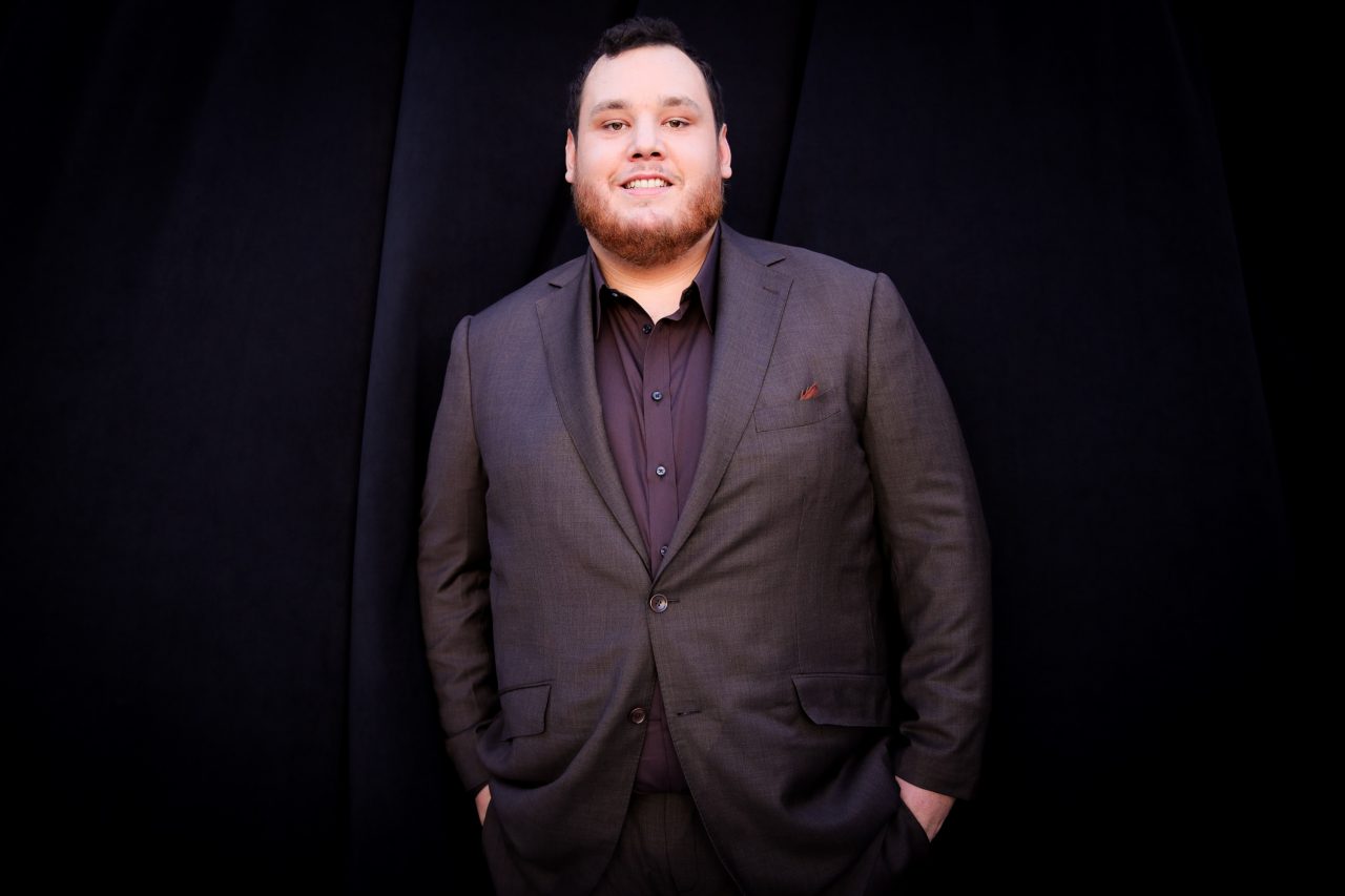 Luke Combs to Tribute Guitars 4 Vets With Special ACM Performance