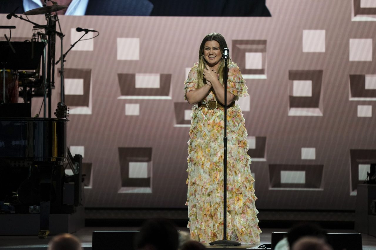 Kelly Clarkson Honors Garth Brooks at Kennedy Center Honors With ‘The Dance’