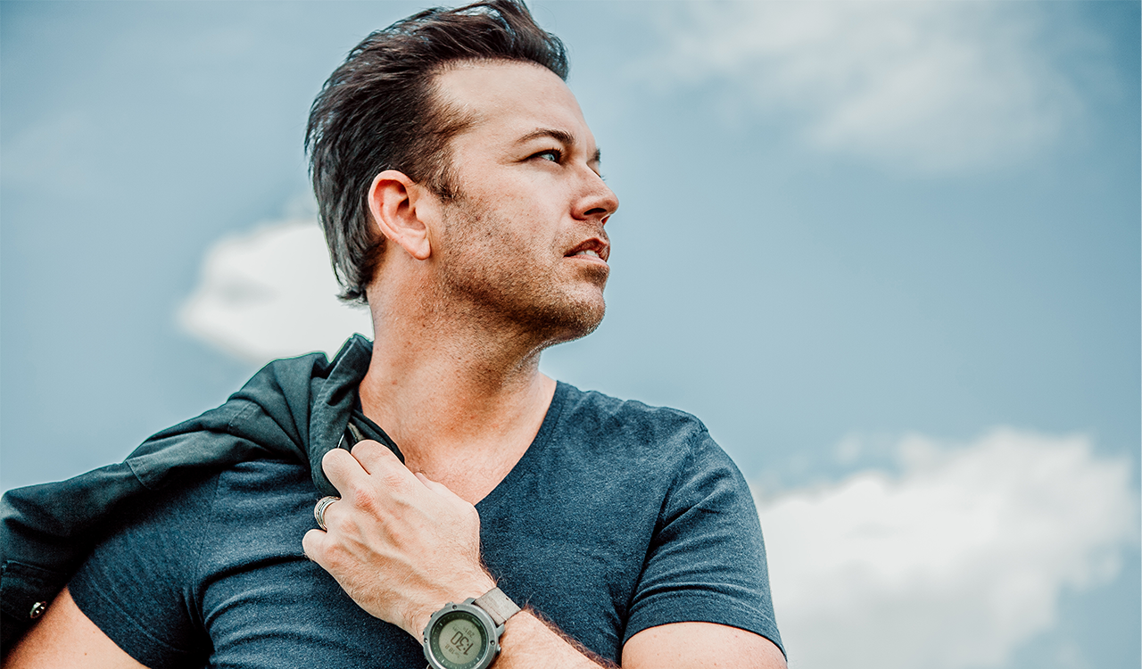Lucas Hoge, Jamie O’Neal Team Up for Holiday Classic, “Let It Snow”