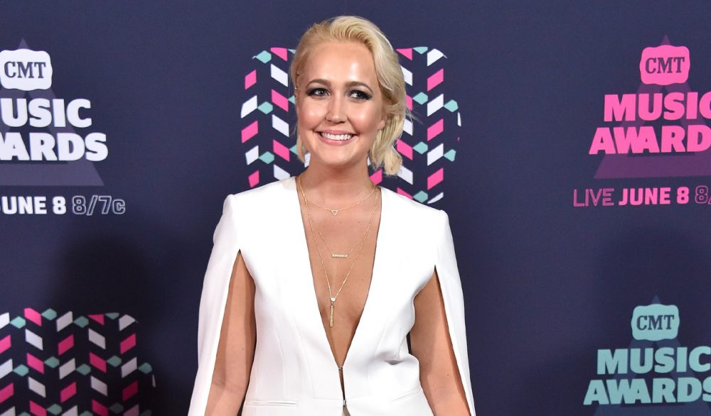 Meghan Linsey and Tyler Cain Share Pics of Surprise Hawaii Wedding