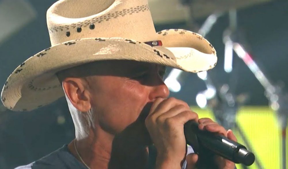 Kenny Chesney Toasts End of 2022 CMT Music Awards With ‘Beer In Mexico’